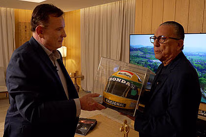Cabrini e galvão bueno, segurando o capacete do senna, em trecho da entrevista ao domingo espetacular