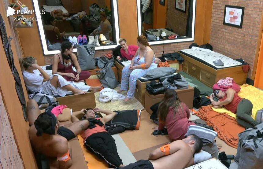 Conquisteiros cantando no Quarto da Casa Laranja em A Grande Conquista