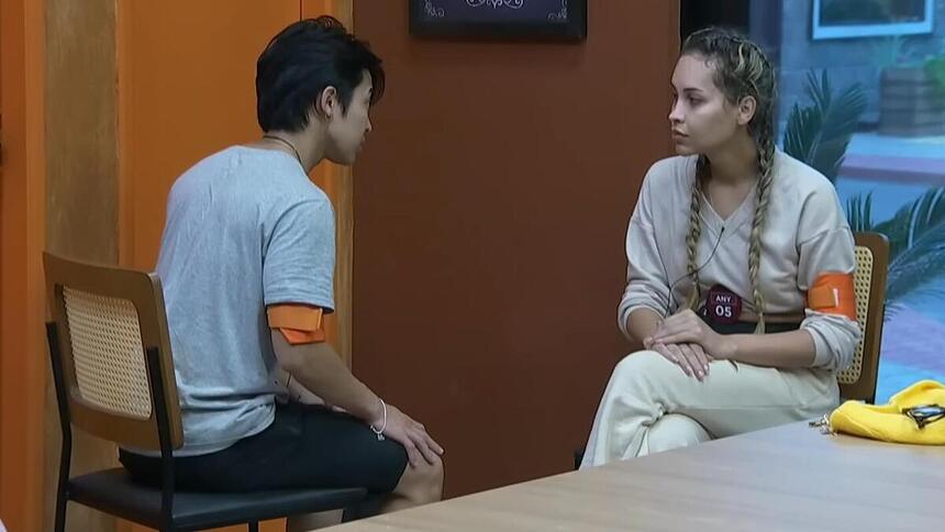 Cel e Anahí durante conversa na Casa Laranja de A Grande Conquista