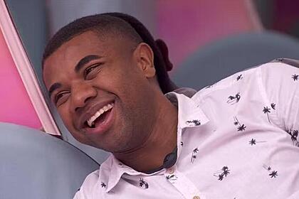 Davi sorrindo no quarto fada do BBB 24