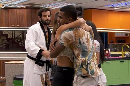 Davi e Beatriz se abraçando na cozinha do BBB 24