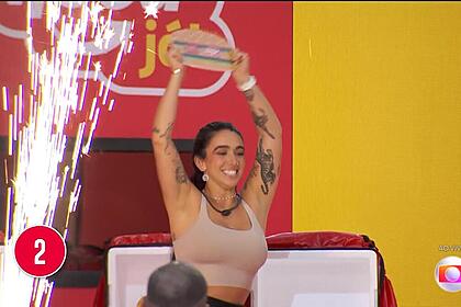 Giovanna levanta hamburguer que representa a vitória na 16ª Prova do Líder do BBB 24