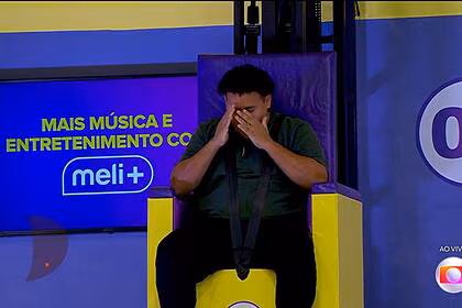 Buda coloca as mãos no rosto ao saber que é o novo líder do BBB 24