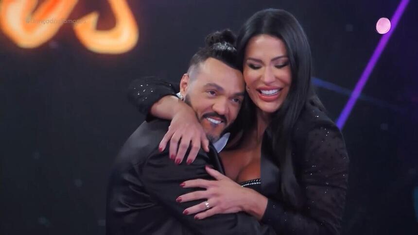 Gracyanne Barbosa beija Belo no Domingão