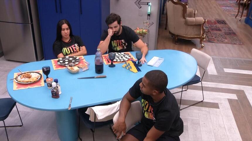 Isabelle, Matteus e Davi em conversa na cozinha do BBB 24