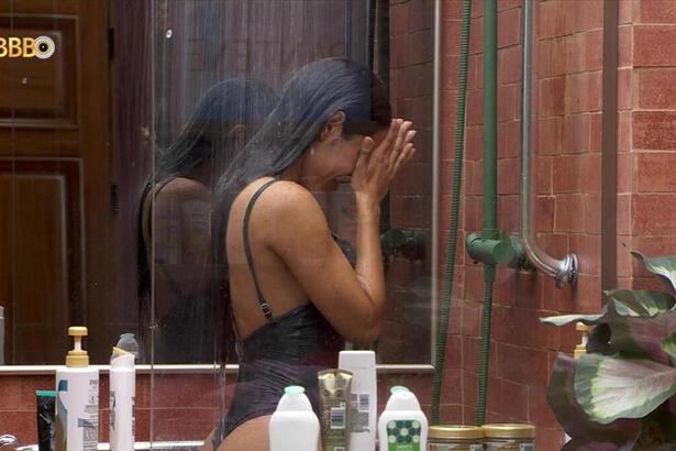 Isabelle chorando no banho na casa do BBB 24