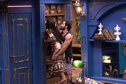 Isabelle e Matteus abraçados na sala do BBB 24