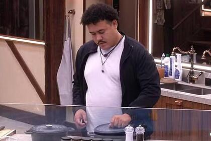 Lucas em conversa sozinho na cozinha do BBB 24