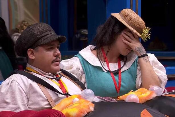 Lucas e Giovanna vestidos com a roupa do Castigo do Monstro no BBB 24
