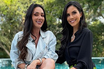 Juju Salimeni e Daniela Albuquerque sentadas em um jardim durante entrevista ao Sensacional da RedeTV!