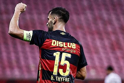 Rafael Thyere comemorando gol com a camisa do Sport Recife