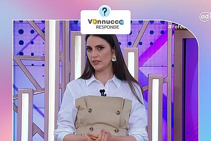 Chris Flores apresentando o Fofocalizando no SBT, com semblante fechado. Ela está na arte do Vannucci Responde