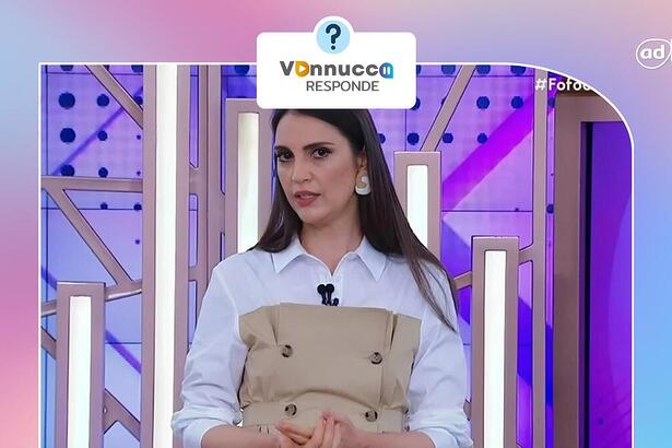 Chris Flores apresentando o Fofocalizando no SBT, com semblante fechado. Ela está na arte do Vannucci Responde
