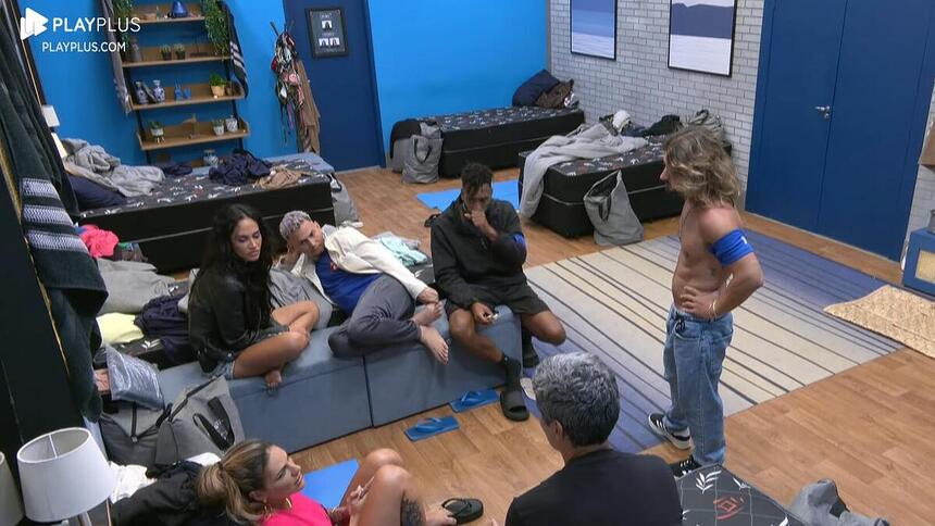 Vileiros conversando na Casa Azul de A Grande Conquista
