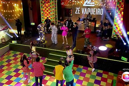 Xand Avião, Mari Fernandez, Zé Vaqueiro, Nattan e Felipe Amorim na abertura da festa no BBB