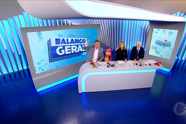 Reinaldo Gottino, Keila Jimenez e Renato Lombardi alegres enquanto apresentam o A Hora da Venenosa