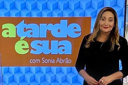 Sonia Abrão em frente ao telão com o logo do A Tarde é Sua