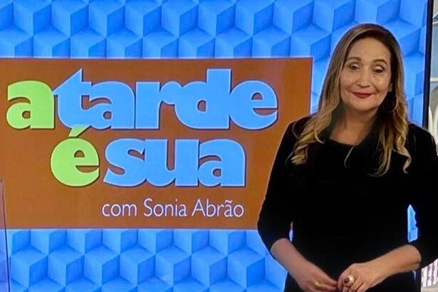 Sonia Abrão em frente ao telão com o logo do A Tarde é Sua