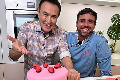 Amaury Jr. aparece interagindo com um bolo temático, preparado pelo chefe Leonardo Coutinho
