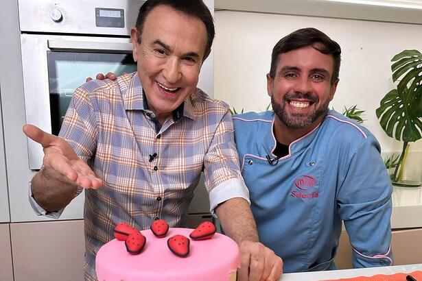 Amaury Jr. aparece interagindo com um bolo temático, preparado pelo chefe Leonardo Coutinho