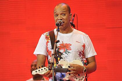 Anderson Leonardo, do Grupo Molejo, tocando cavaquinho