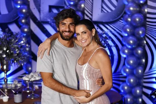 Deborah Secco sorrindo ao lado de Hugo Moura