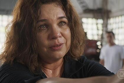 Helena aponta uma arma e chora em cena do último capítulo de Elas por Elas