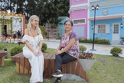 Eliana e Rita de Cássia no cenário de A Infância de Romeu e Julieta no SBT