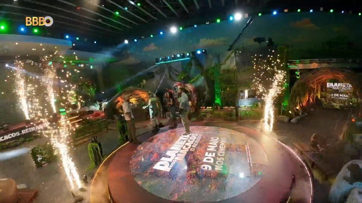 Brothers se divertem no cenário da festa do Top 5 do BBB 24