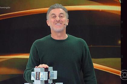 Luciano Huck com o dinheiro no quadro Salvou é Seu, do Domingão com Huck