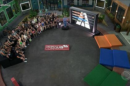 Os 100 participantes no centro da Vila do A Grande Conquista 2