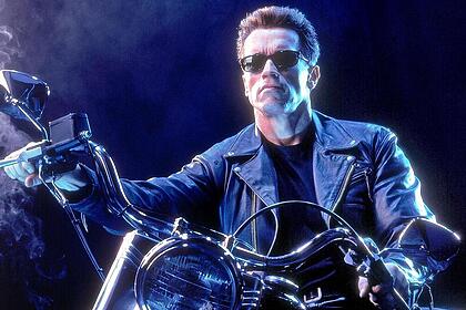 Arnold Schwarzenegger, protagonista do filme o Exterminador do Futuro 2, em cima de uma moto