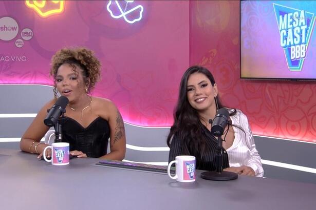 Giovanna Pitel e Fernanda sorrindo, enquanto apresentam o Mesacast BBB