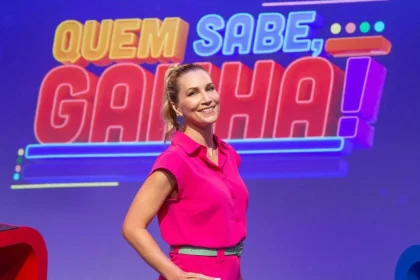 Anne Lottermann aparce em frente do telão do programa Quem Sabe, Ganha!