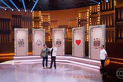 Rauyl Gil, Luciano Huck e Paulo Miklos no palco do Domingão com Huck
