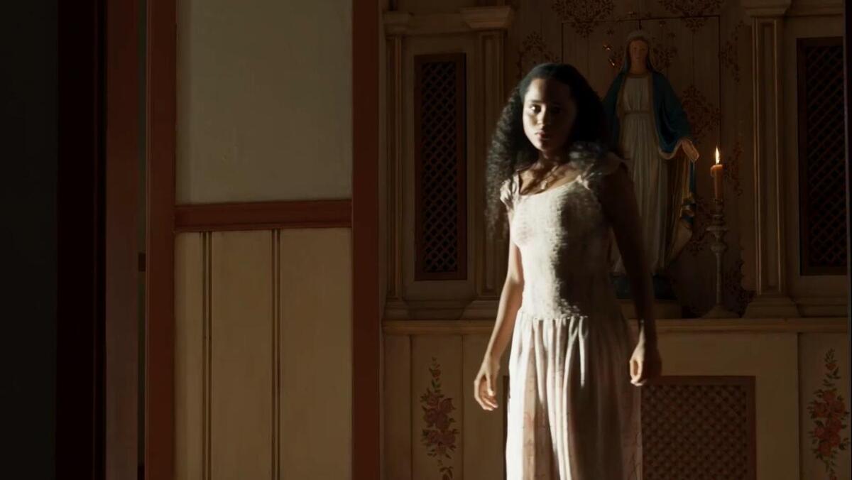 Cena de Renascer: Maria Santa à frente do altar na casa e José Inocêncio.