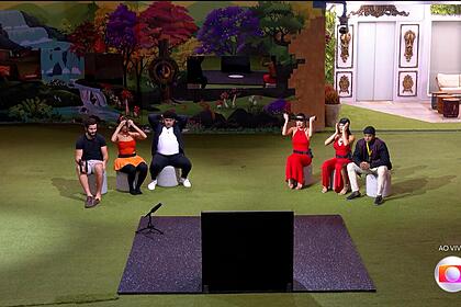 Participantes do BBB 24 esperam o início do Sincerão no gramado da casa