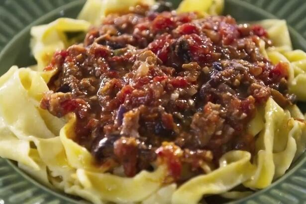 Tagliatelle ao molho à putanesca no É de Casa deste sábado (27/04/2024)