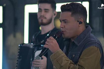 Felipe Araújo cantando na festa do A Grande Conquista 2