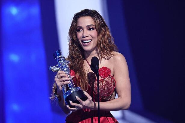 Anitta recebendo prêmio no VMA