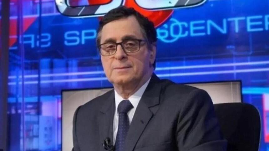 Antero Greco em foto posada nos estúdios da ESPN