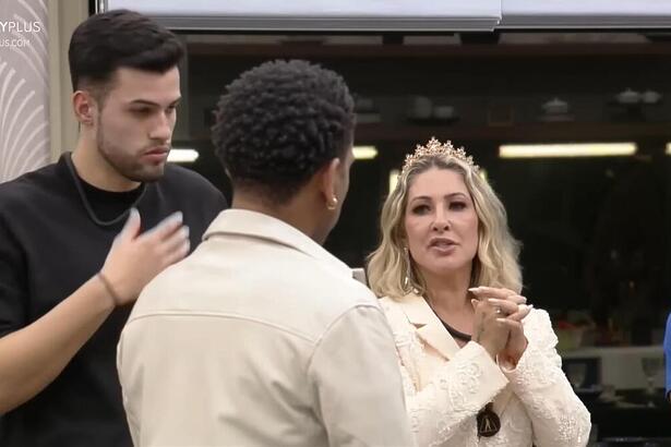 Baronesa, Kaio e Vinigram em conversa na sala de A Grande Conquista