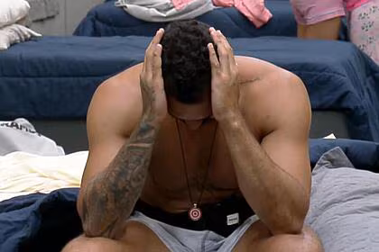 Brenno chorando no quarto de a grande conquista