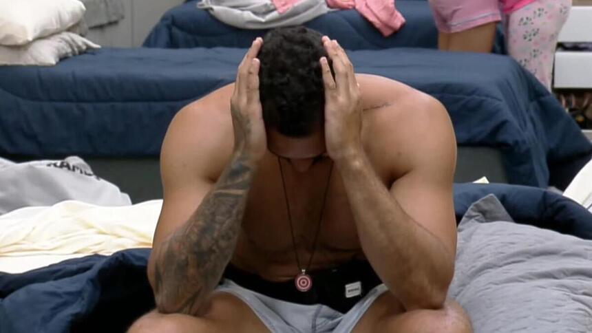Brenno chorando no quarto de A Grande Conquista