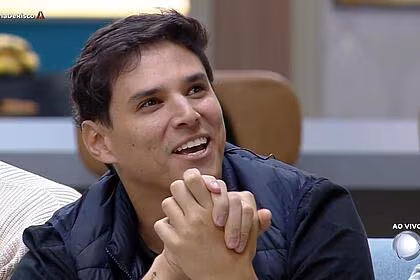 Bruno cardoso junta as mãos na sala da mansão do a grande conquista 2