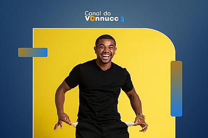 Davi Brito com as mãos nos bolsos sorrindo na arte da Coluna do Vannucci ao vivo