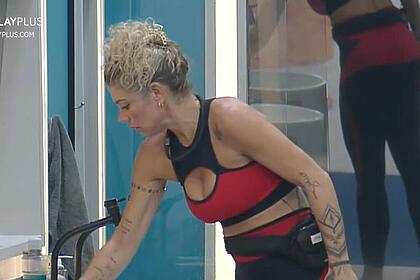 Cátia paganote limpando a pia do banheiro em a grande conquista