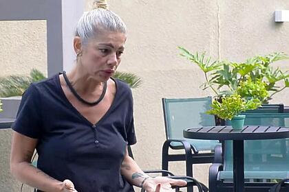 Cátia Paganote reclamando da privada suja em A Grande Conquista