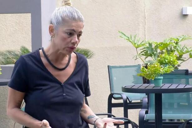 Cátia Paganote reclamando da privada suja em A Grande Conquista