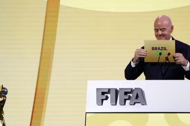 Gianni Infantino, presidente da Fifa, anunciando o Brasil como sede da Copa do Mundo Feminina